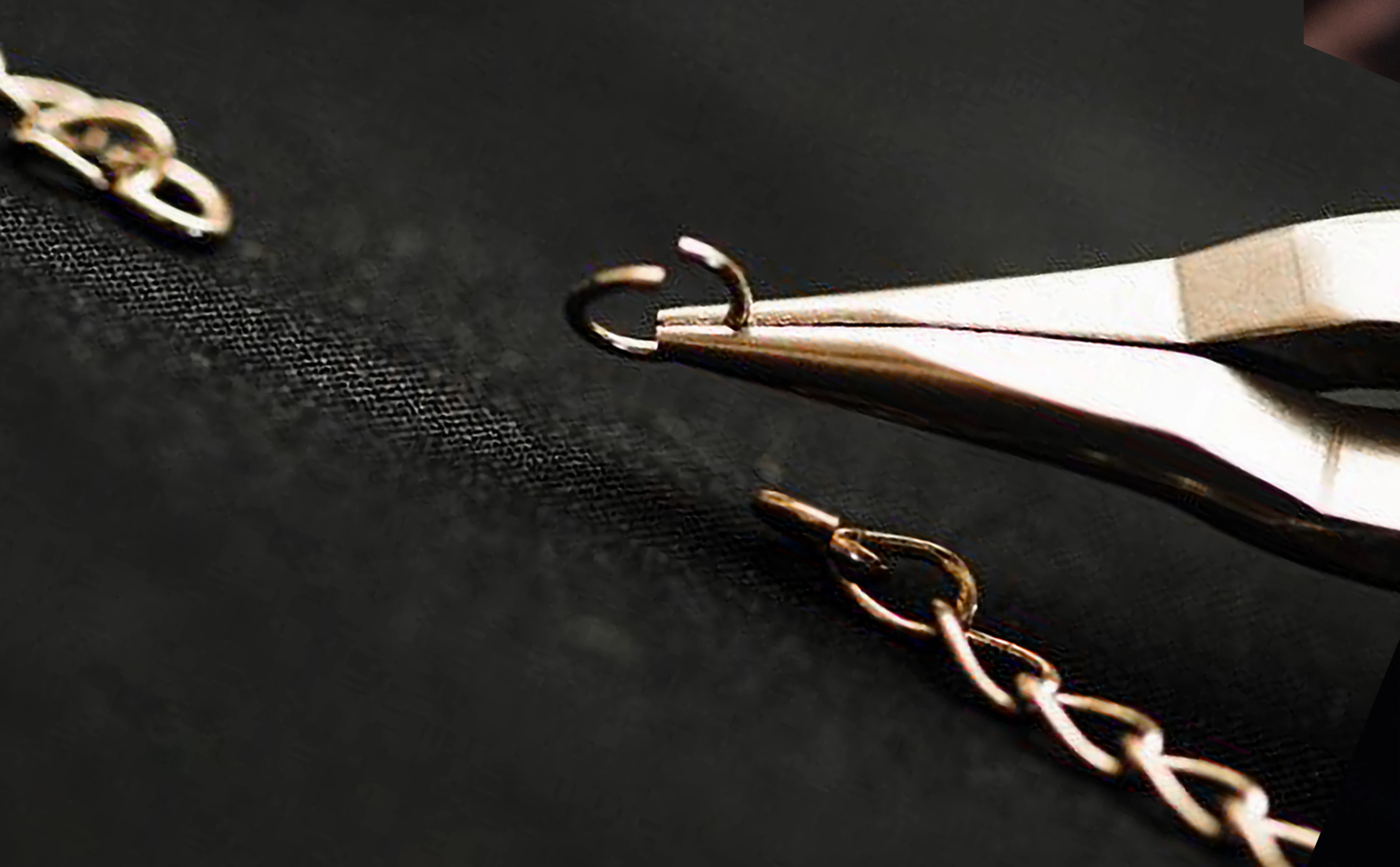 Cerchi riparazione o restyling Collane a Mantova? Gioielleria Pezzoli vanta esperienza riguardo riparazioni e restyling di preziosi.